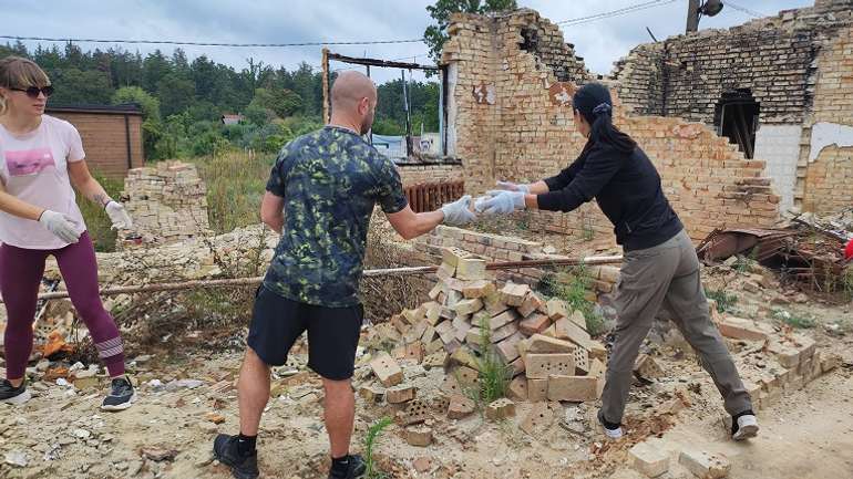 Поки Зе-влада говорить, українські волонтери діють