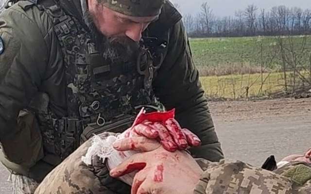 Польські волонтери в окопах рятують життя українських захисників_1