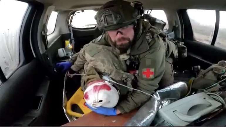 Польські волонтери в окопах рятують життя українських захисників