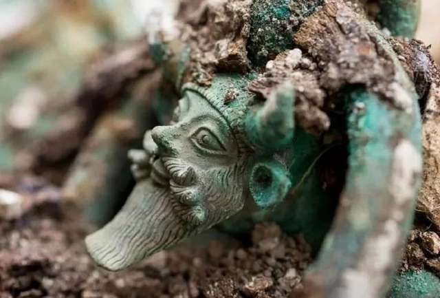 Гробниця з етруським скарбом приголомшила французьких археологів_4