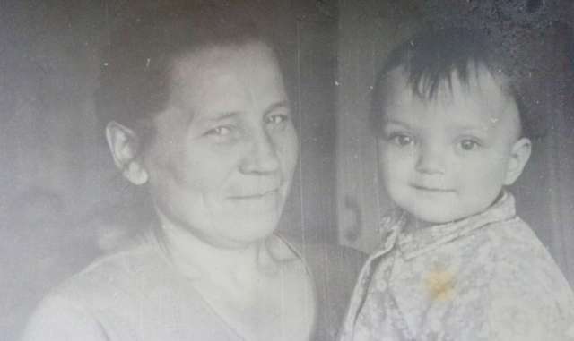 Марія Солошенко разом з онуком Андрєєм Романовим (1975 рік)