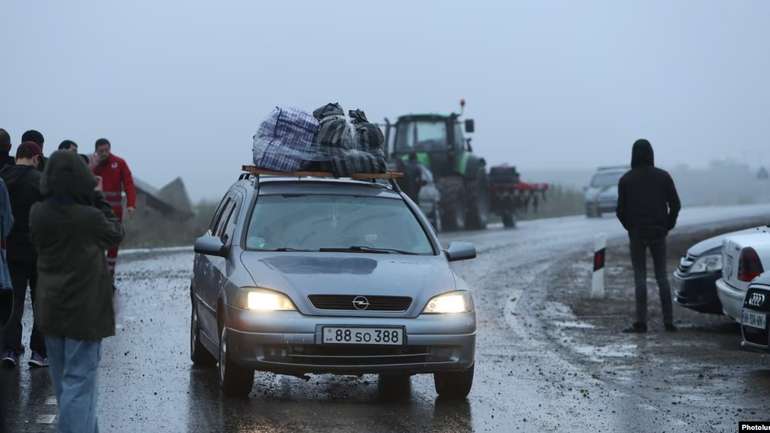 Вірменcькі окупанти покидають Карабах