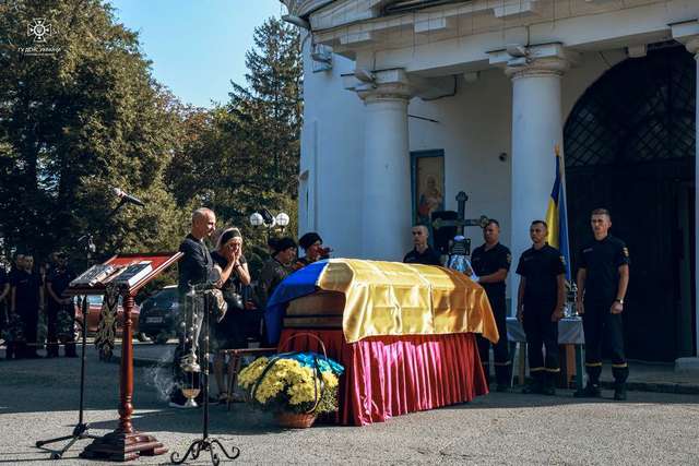 Полтавці провели в останню путь рятувальника Дмитра Цися_4