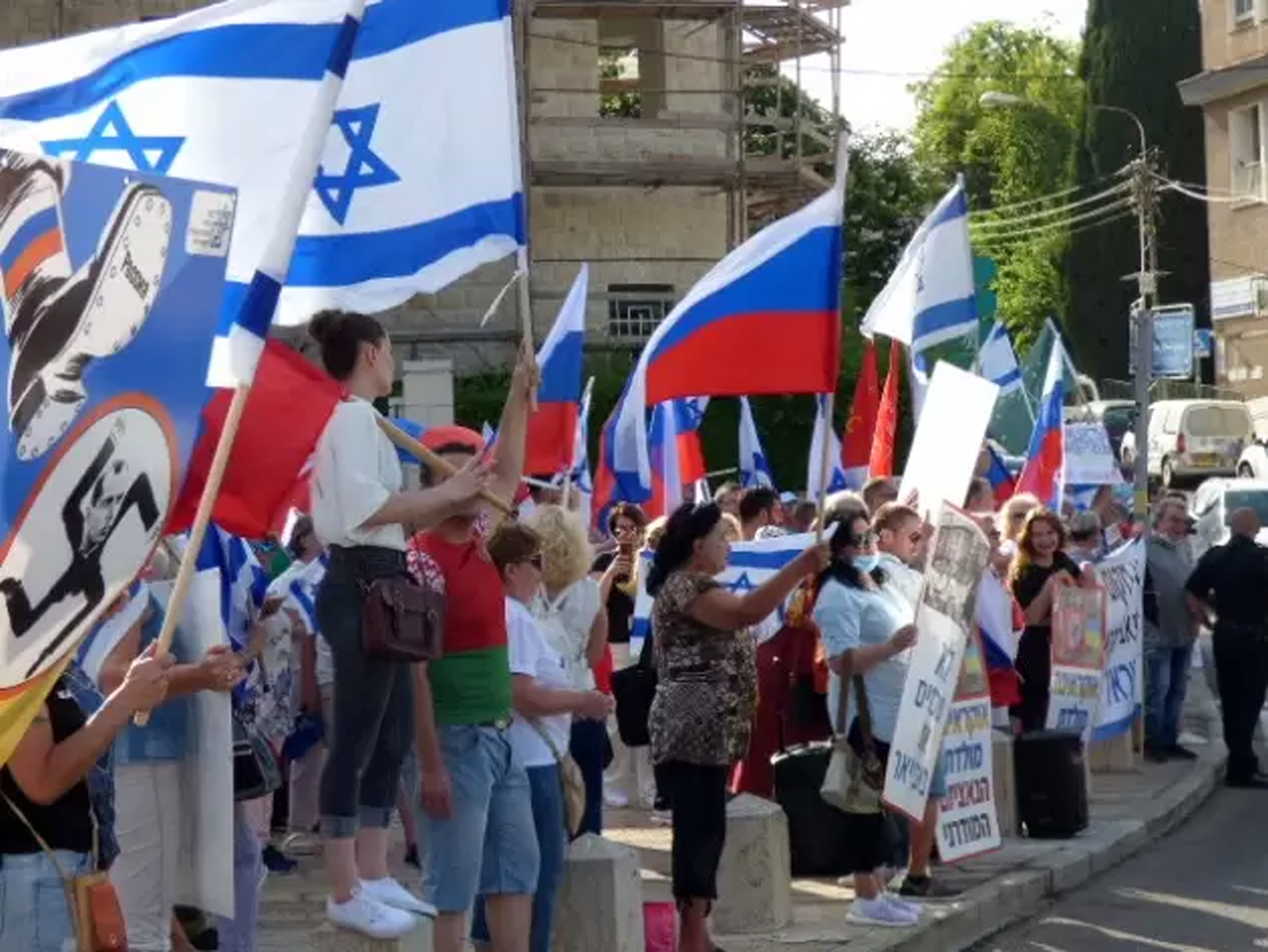Граждане рф в израиле. Митинг в Израиле в поддержку России. Израильтяне с российскими флагами. Украинский митинг в Израиле.
