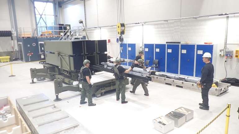 Завантаження ракети AIM-9X у пусковий контейнер ЗРК NASAMS