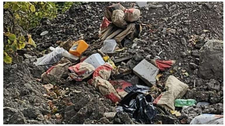 Ямщикова вирішила сміттям відремонтувати дорогу