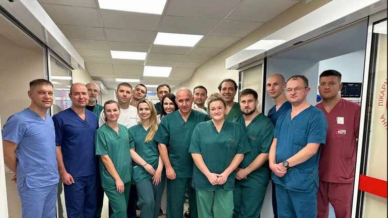 Команда лікарів трансплантологів