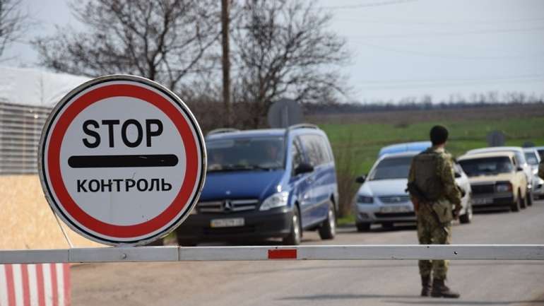 Кілька тисяч чиновників спробувало незаконно покинути Україну