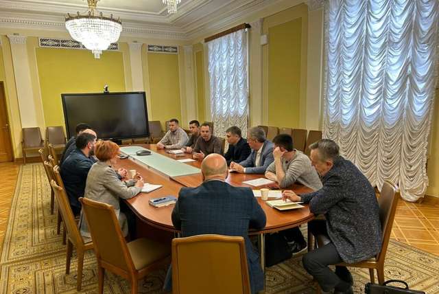 Представники деревообробної та меблевої галузі обговорюють реформування лісової промисловості з заступником глави Офісу президента Ростиславом Шурмою