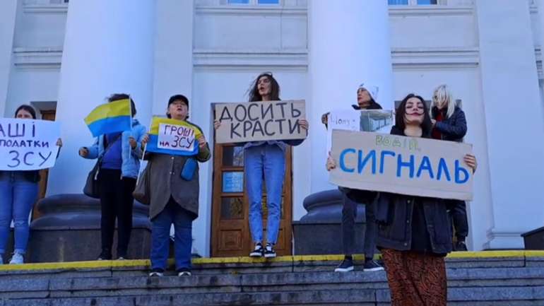 «У першу чергу ЗСУ»: полтавці та запоріжці вийшли на мітинги