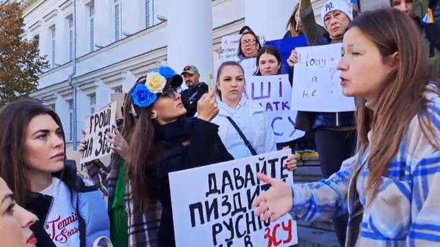 Катерина Ямщикова намагається довести протестувальникам, що «влада не краде гроші»