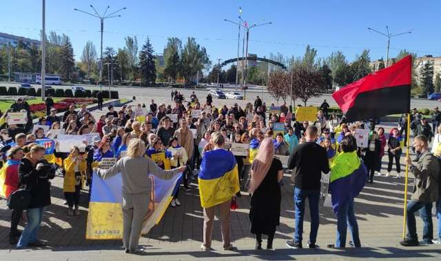 «У першу чергу ЗСУ»: полтавці та запоріжці вийшли на мітинги_5