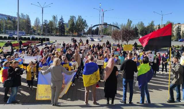 «У першу чергу ЗСУ»: полтавці та запоріжці вийшли на мітинги_6