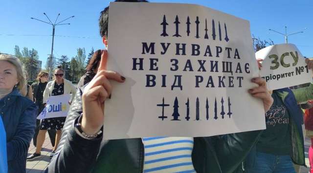 «У першу чергу ЗСУ»: полтавці та запоріжці вийшли на мітинги_8