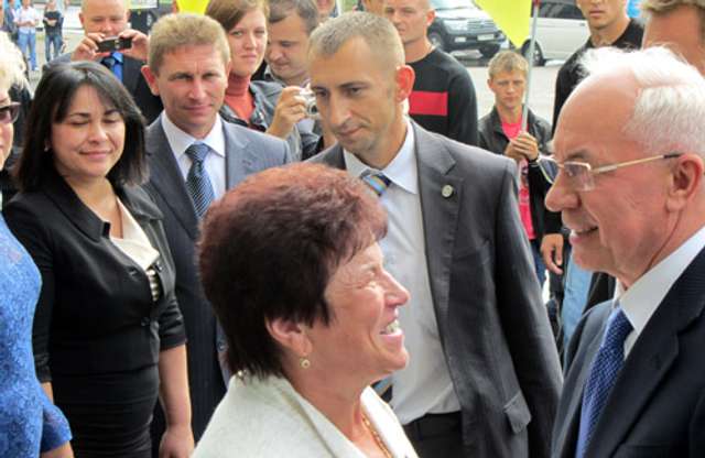 Тетяна Корост (у центрі) разом із Миколою Азаровим (Полтава, 23 вересня 2012)