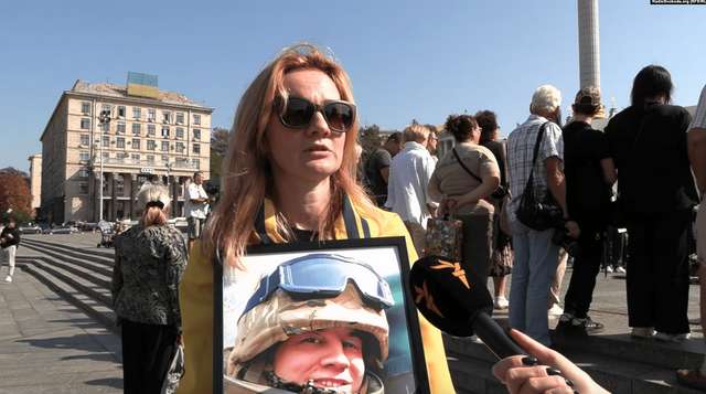 Юлія, кохана Богдана Гришкевича, під час акції «Голоси полеглих Героїв» на майдані Незалежності у Києві. 26 вересня 2023 року