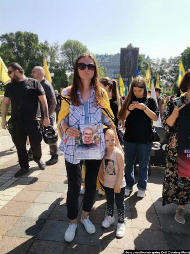 Юлія, дружина загиблого азовця Богдана Гришкевича із донькою Соломією