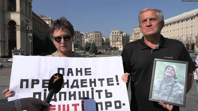 Cергій та Ольга Гряники, батьки загиблого Сашка Гряника на акції «Голоси полеглих Героїв» на майдані Незалежності у Києві. 26 вересня 2023 року