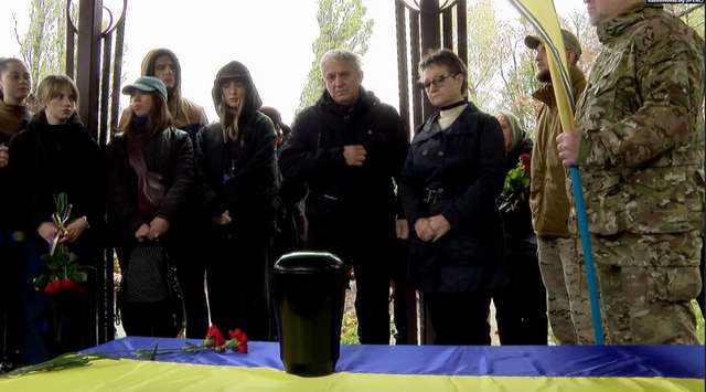 Поховання урни з прахом «азовця» Олександра Гряника. Посередині його батьки – Сергій та Ольга Гряники. Київ, Лук'янівське кладовище, 28 жовтня 2023 року