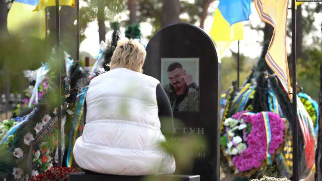 Неля Шастун, мати загиблого військового Ігоря Шастуна на могилі у сина. Білогородка, Київcька область