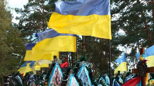 Могили військовослужбовців на кладовищі у Білогородці. Київська область