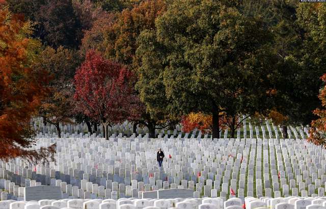 Арлінгтонський національний цвинтар - військове кладовище у Сполучених Штатах Америки. 11 листопада 2021 року