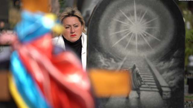 Неля Шастун, мати загиблого військового Ігоря Шастуна на могилі у сина. Білогородка, Київcька область