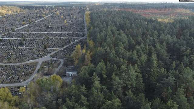 Справа ділянка під Національне військове меморіальне кладовище. Зліва Південне кладовище Києва. Гатненська громада, Фастівський район, Київська область