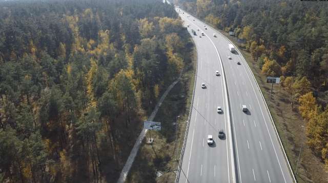Зліва ділянка під Національне військове меморіальне кладовище. Гатненська громада, Фастівський район, Київська область