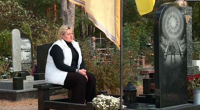 Неля Шастун, мати загиблого військового Ігоря Шастуна на могилі у сина. Білогородка, Київcька область, 12 жовтня 2023 року