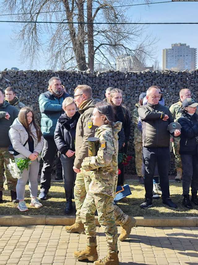 Захоронення праху бійця та ідеолога «Азову» Миколи Крука. Урну несе його дружина Ольга. Березень 2023 року