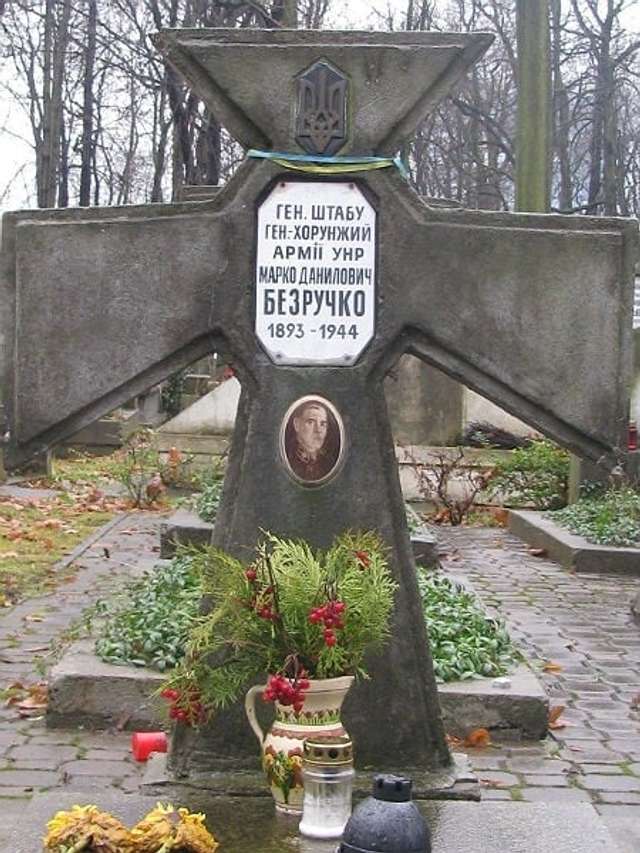 Могила Марка Безручка у Варшаві (наші дні)