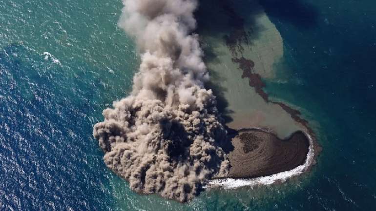 Після виверження вулкана в Японії з'явився новий острів