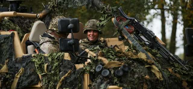 У камуфляжі на броні. Кейт Міддлтон вперше вийшла у світ з новим титулом_5