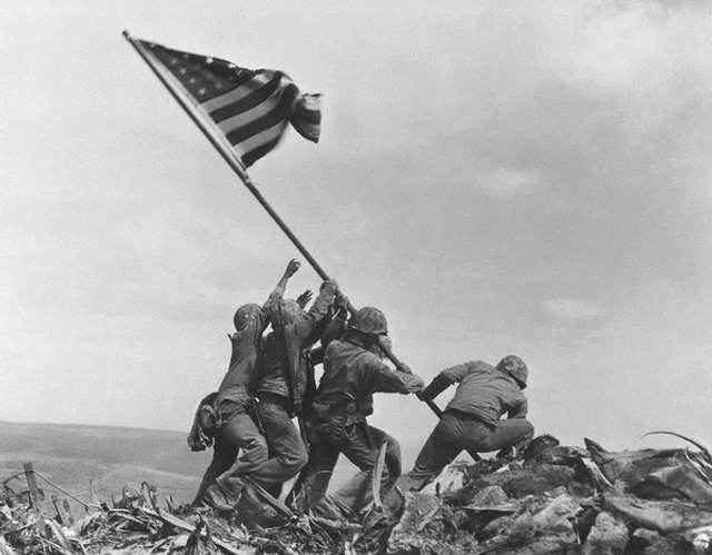Культове фото зроблене фотографом «Associated Press» Джо Розенталем 23 лютого 1945 р.