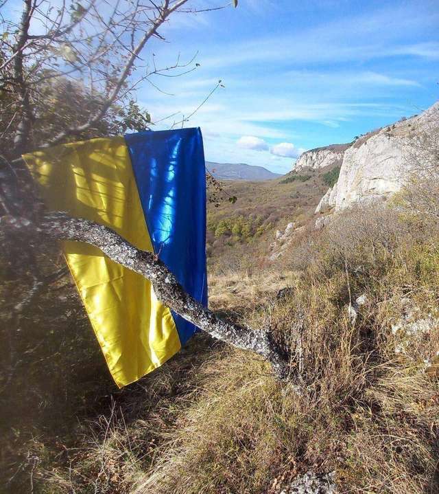 Українські партизани розгорнули синьо-жовтий стяг над Кримом_1