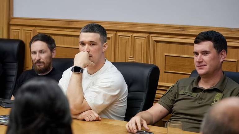 Є відчуття що через певний час підозри чекають і на декого з інших на цьому фото. Але цього прийдеться почекати.