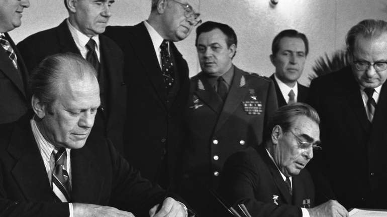 Переговори Президента США Джеральда Форда та Генерального секретаря СРСР Леоніда Брежнєва у Владивостоці