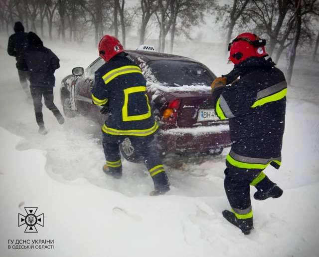 Одещину замело снігом, проїзд транспорту неможливий_1