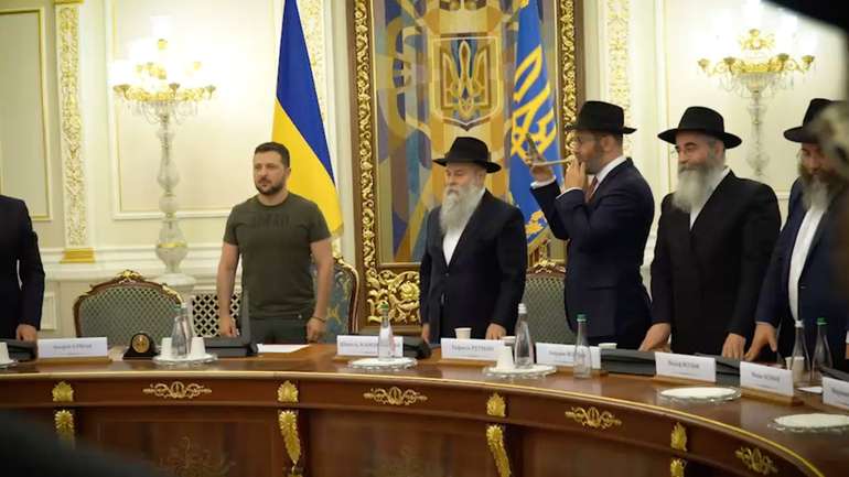 Зеленський розпродує Україну