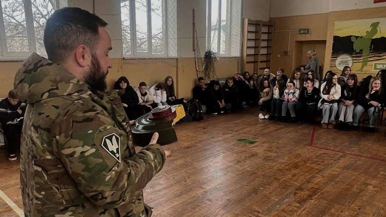 Українські фронтовики познайомили школярів Закарпаття зі зброєю