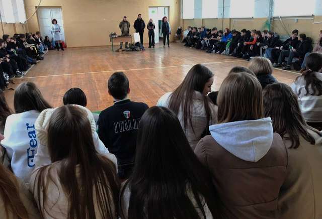 Українські фронтовики познайомили школярів Закарпаття зі зброєю_1