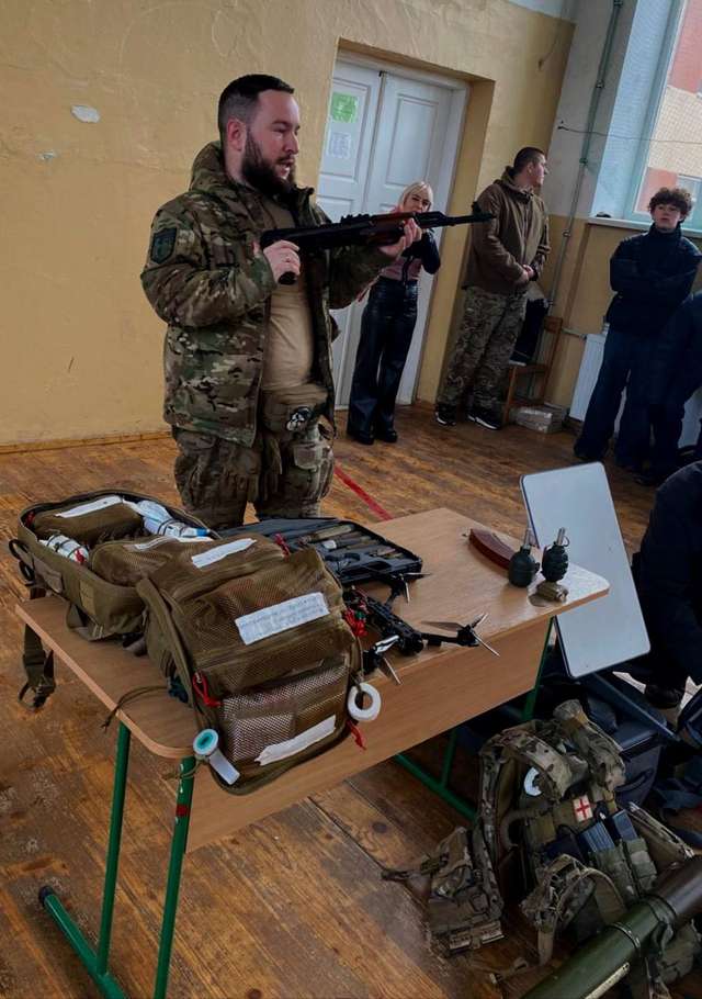 Українські фронтовики познайомили школярів Закарпаття зі зброєю_3