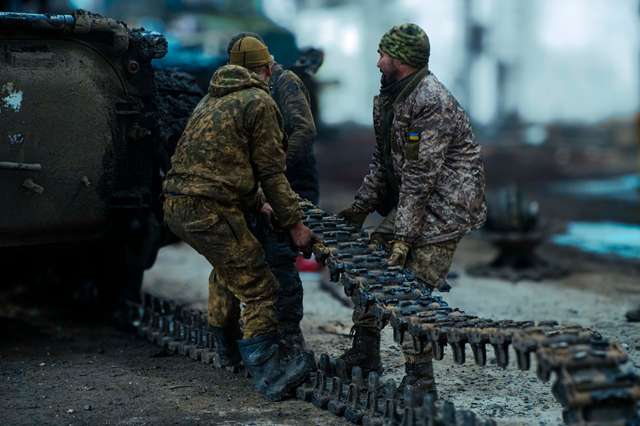 Фронт — це не тільки бої, а й цілодобовий ремонт броні_1