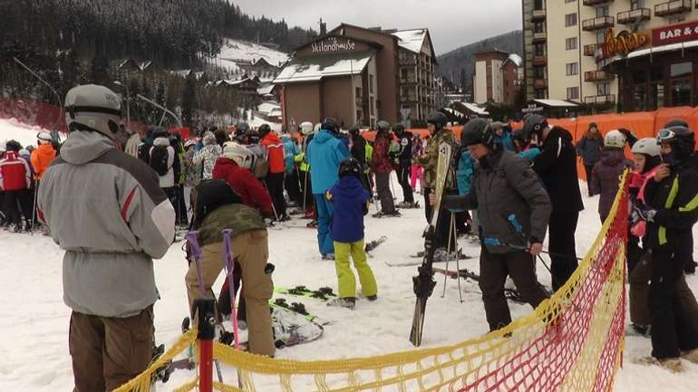 «Буковель» розкішно гуляє, поки фронт щодня спливає кров'ю