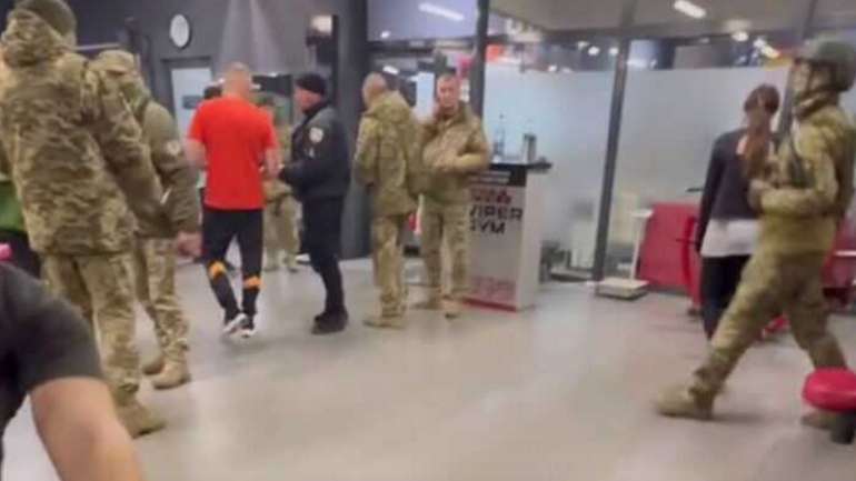 Закарпатський ТЦК заявляє, що вручення повісток у тренажерних залах є законним