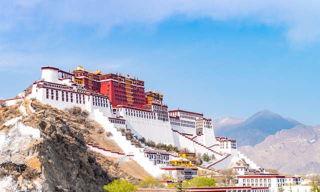 Палац Потала у Лхасі — офіційна резиденція Далай-лами