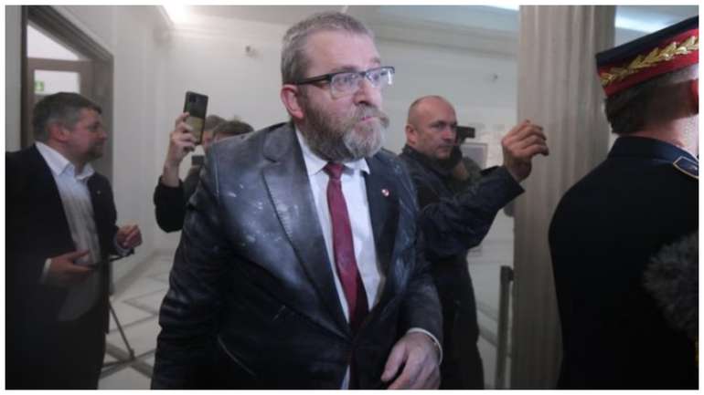 Депутат польського Сейму загасив вогнегасником єврейську ханукію