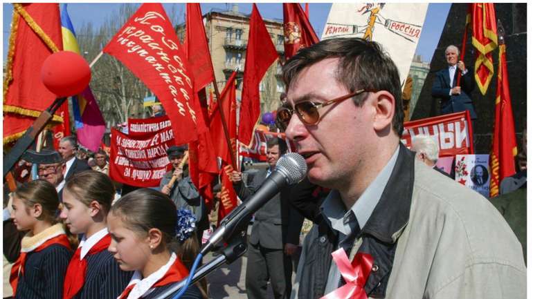 Це фото зроблено в Донецьку на площі Леніна 1 травня 2003 року.