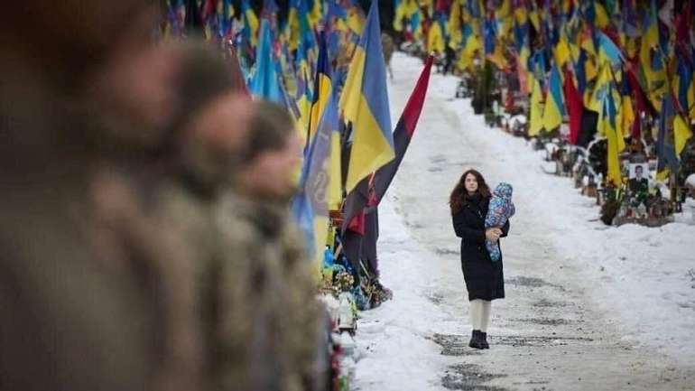 Подвійні стандарти: українцям могили, американцям комфорт